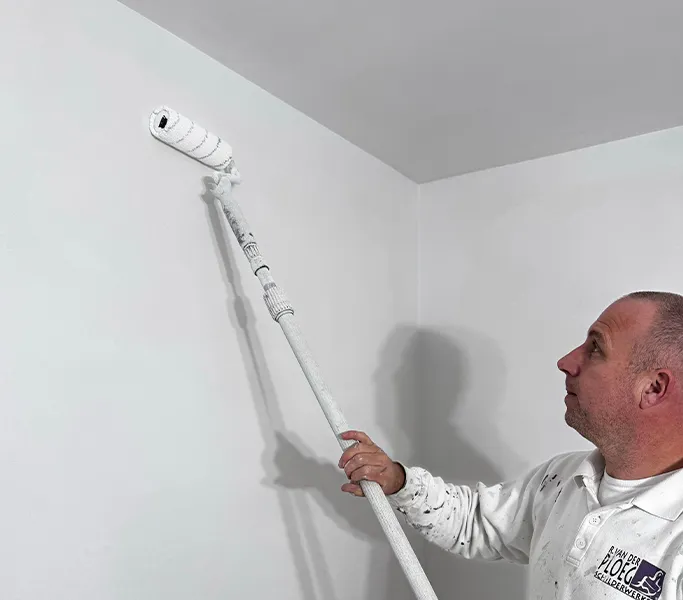 Binnenschilder met een roller