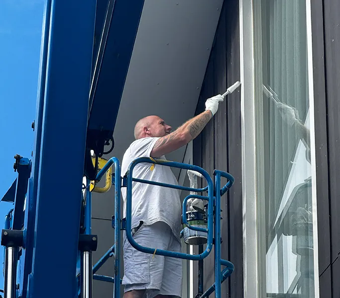 Buitenschilder in een hoogwerker
