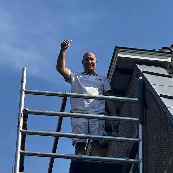 Duim omhoog vanaf de steiger
